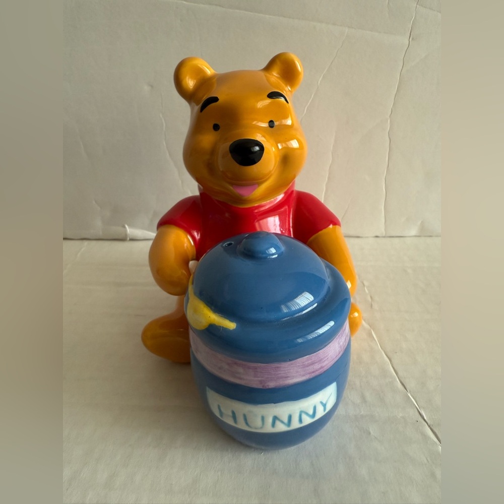 Winnie the Pooh w Hunny Pot, Salt & Pepper Shakers